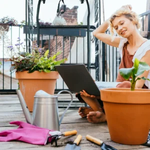 Must läbipaistev Relaxdays kasvuhoone külgvaates